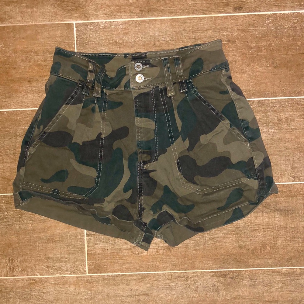 Highwaisted chamo shorts